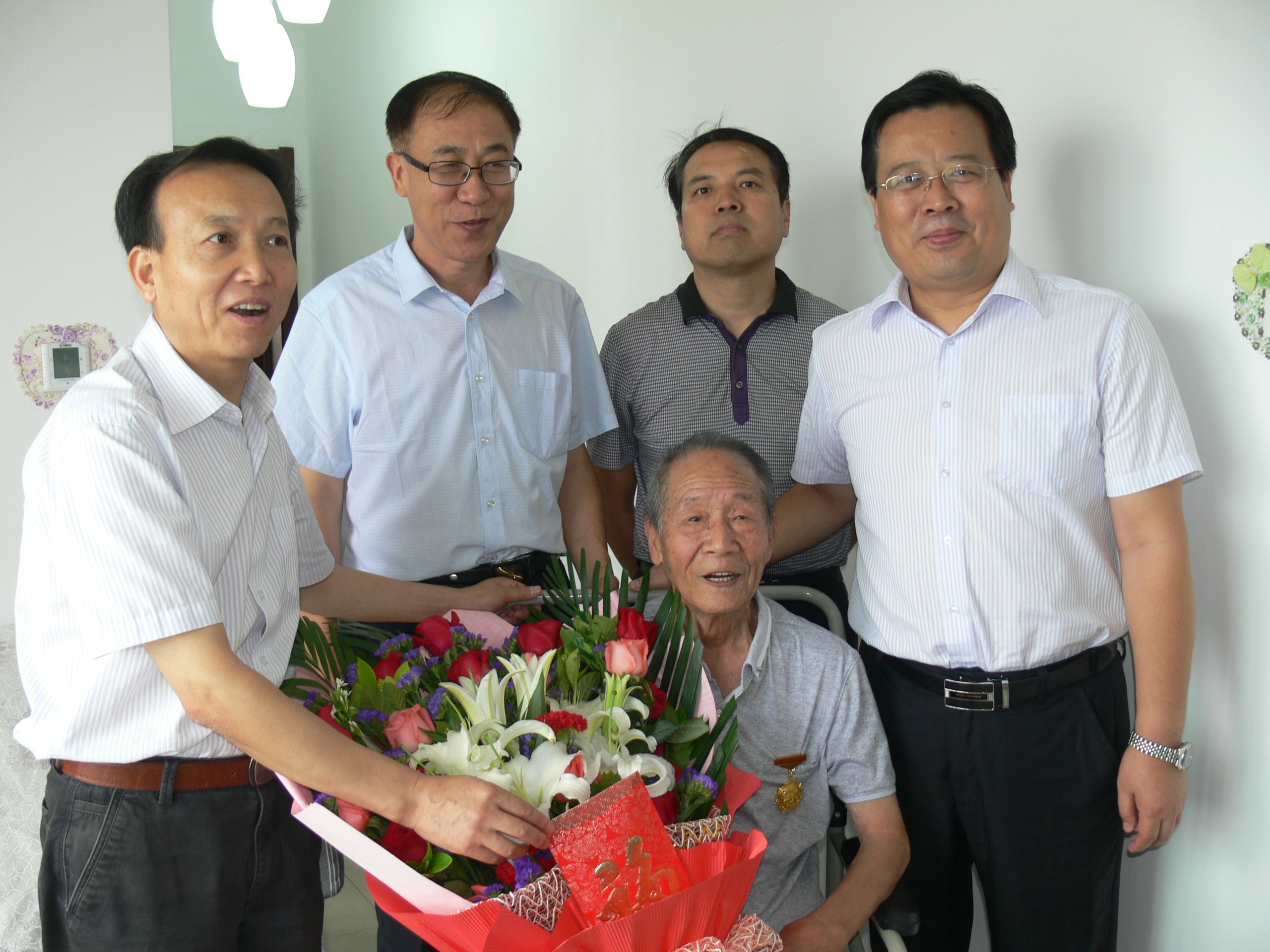 省儲(chǔ)備糧管理公司走訪慰問抗戰(zhàn)老干部