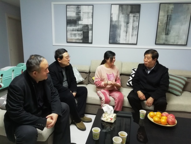 省國資委領(lǐng)導慰問糧農(nóng)集團困難職工