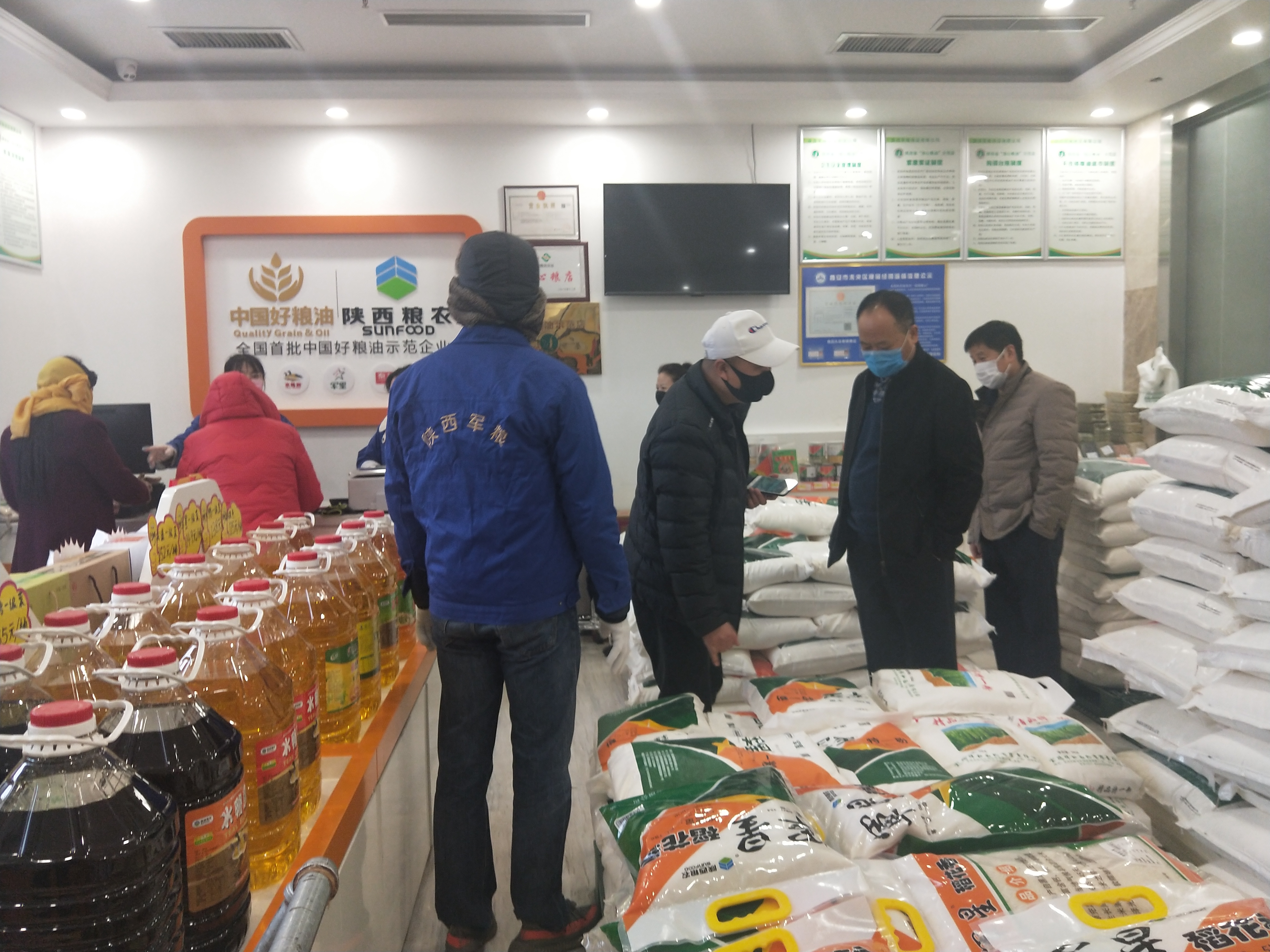 疫情面前絕不后退，黨旗飄揚(yáng)在抗疫第一線