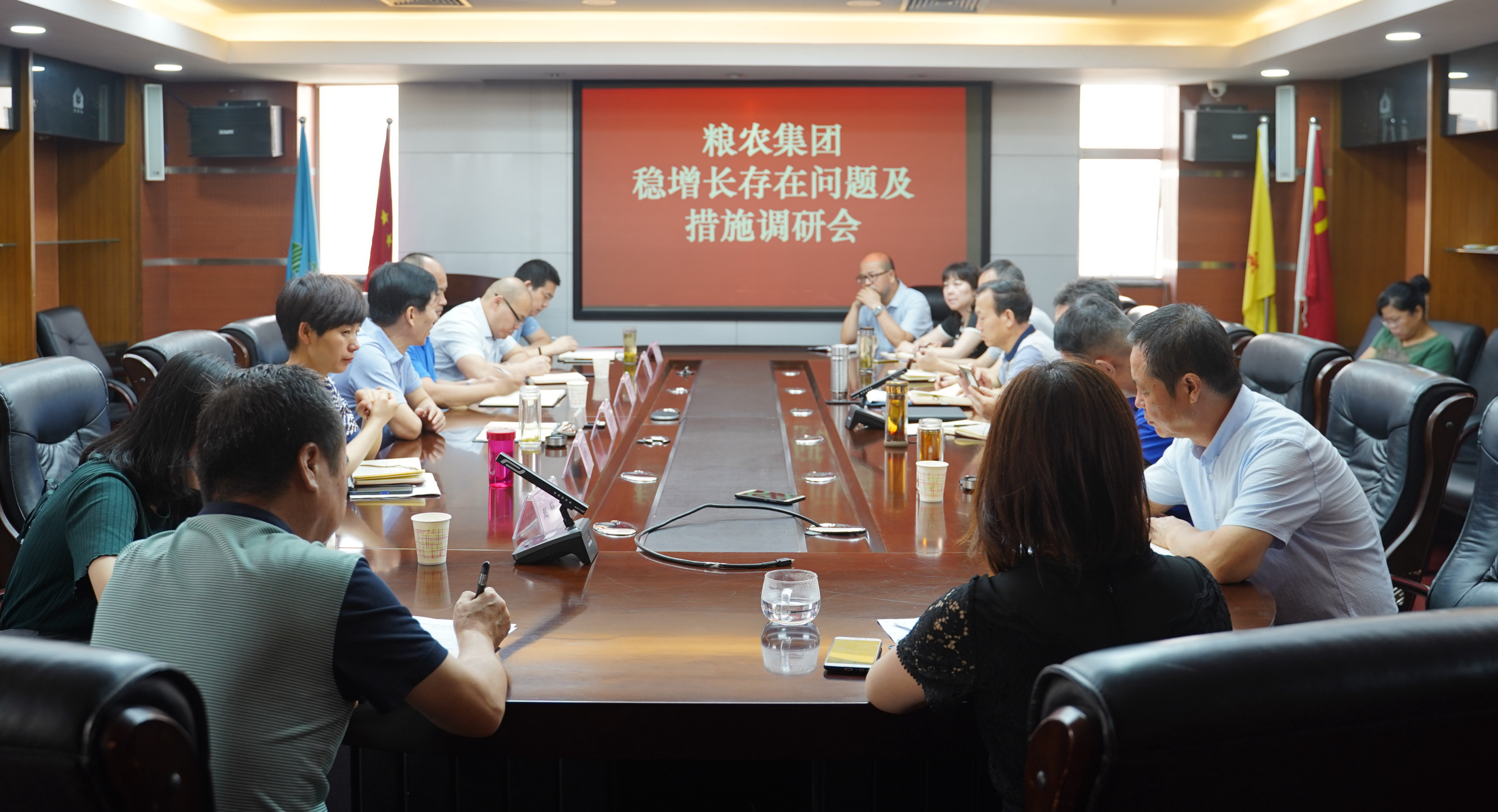 糧農(nóng)集團總經(jīng)理王桂欣、副總經(jīng)理梁軍民到陜儲糧集團調(diào)研