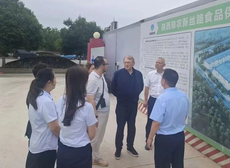中俄友好、和平與發(fā)展委員會(huì)俄方主席鮑里斯·季托夫一行赴糧農(nóng)新絲路食品保稅加工中心項(xiàng)目調(diào)研